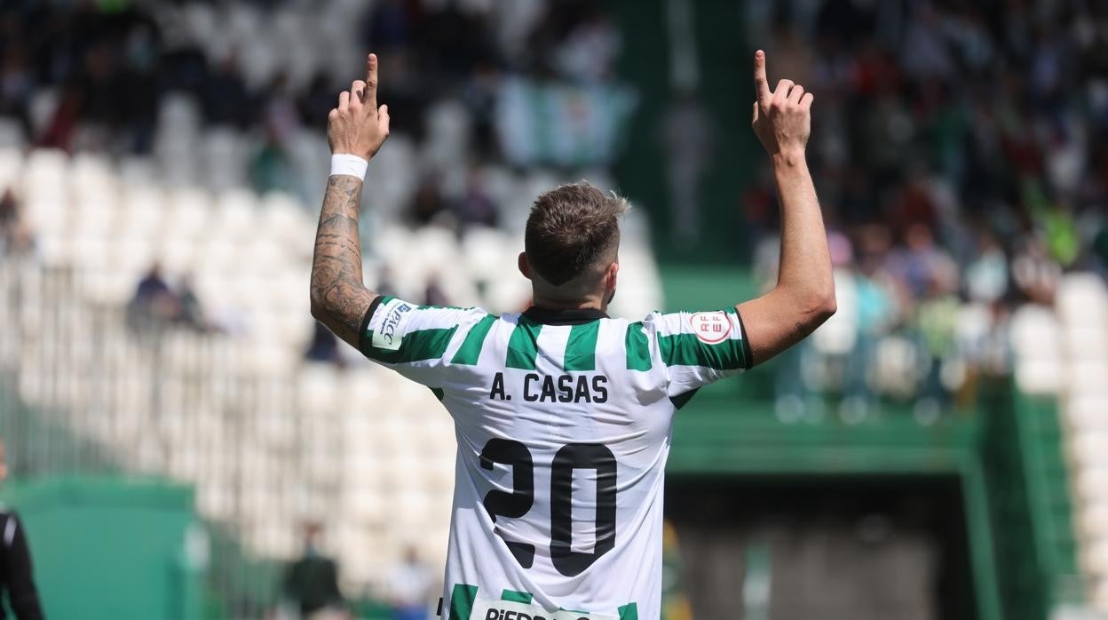 El delantero del Córdoba CF Antonio Casas señala hacia el cielo