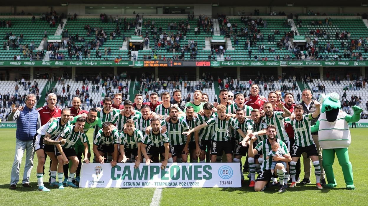 La plantilla del Córdoba CF celebra el título de campeón de Segunda RFEF