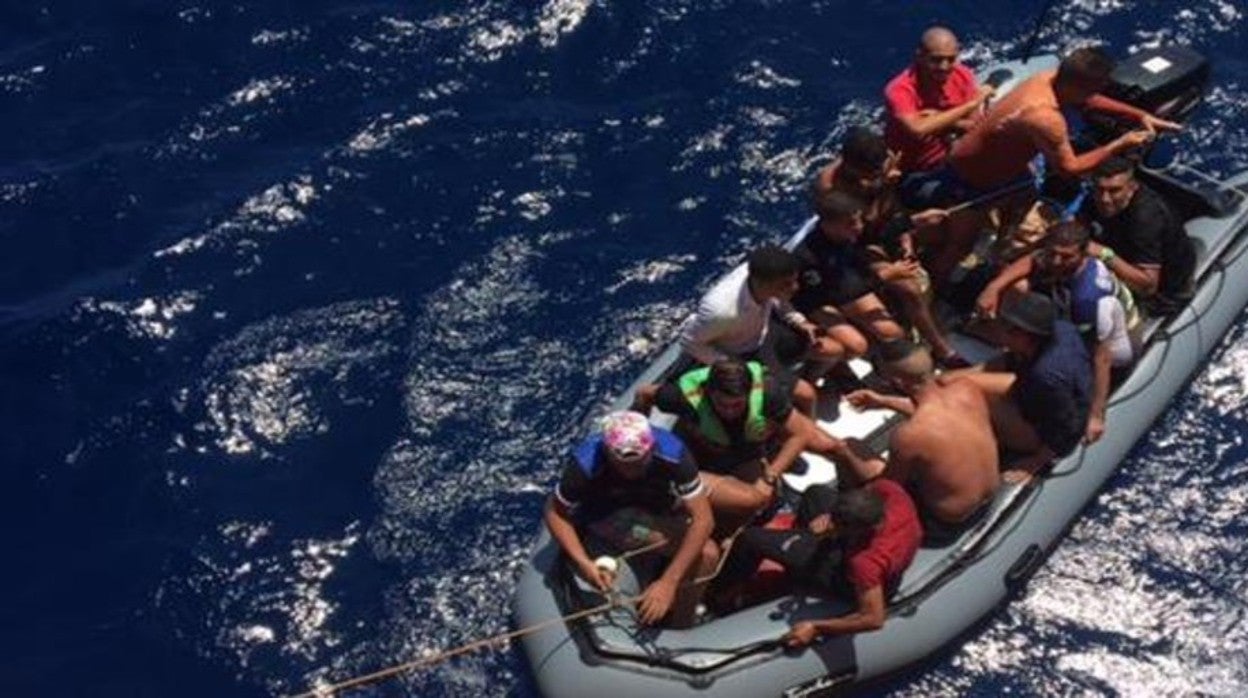 Inmigrantes en una patera, en una imagen de archivo