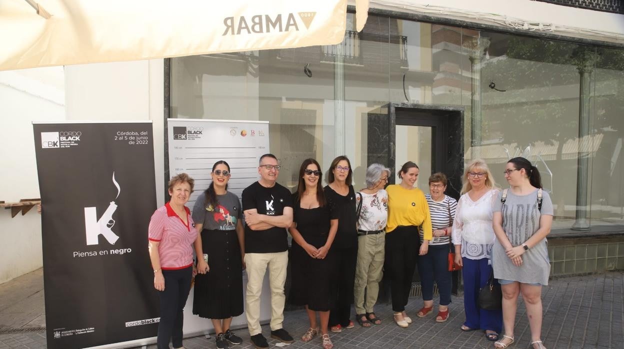 Dolores Redondo, de negro en el centro, en el bar Munda con lectoras