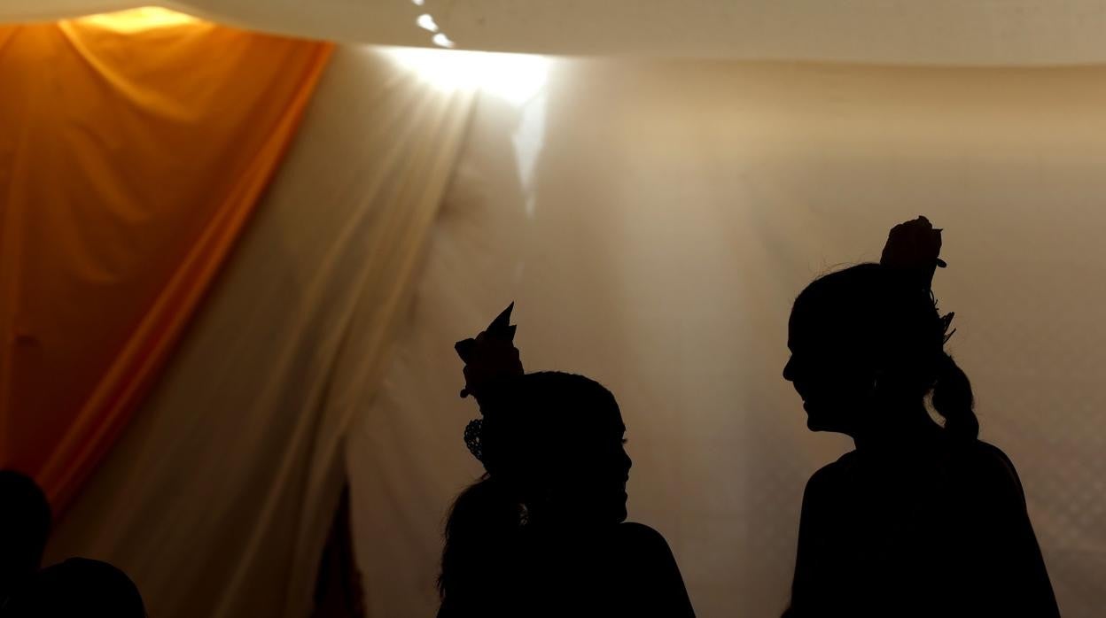 Flamencas en una caseta de la Feria de Nuestra Señora de la Salud