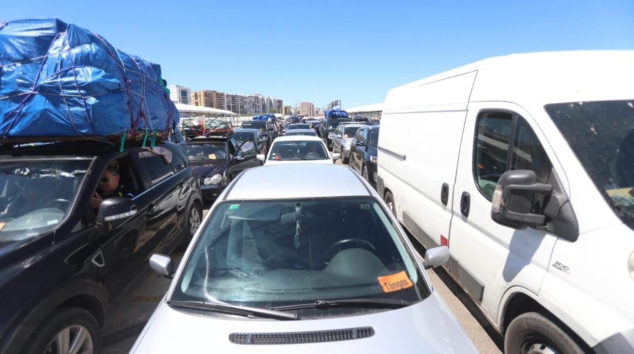 Vehículos esperando a embarcar en Algeciras en una imagen anterior a la pandemia