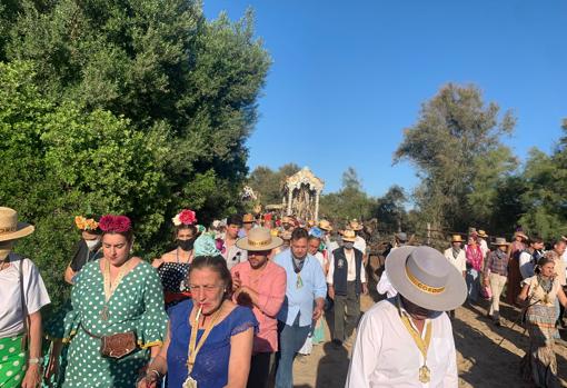 Nutrida comitiva de romeros en la última jornada del camino