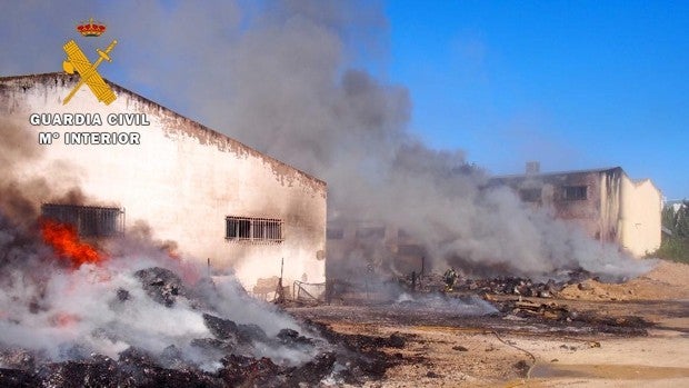 Investigan a dos hombres por el incendio de una nave de Jaén de residuos peligrosos