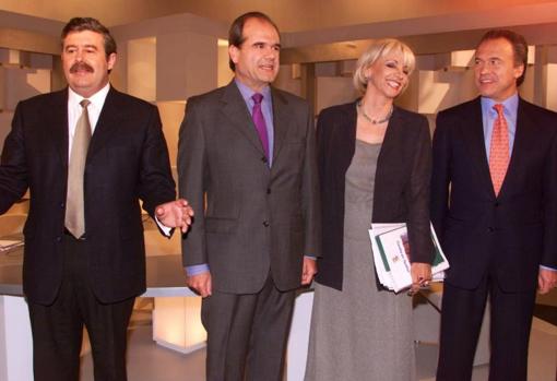Los candidatos a la presidencia de la Junta de Andalucía, Antonio Romero (IU-LV-CA), Manuel Chaves (PSOE), Teófila Martinez (PP) y Pedro Pacheco (PA) (de izq a dcha), momentos antes de comenzar el debate electoral que ha tenido lugar esta tarde en la televisión autonómica andaluza.