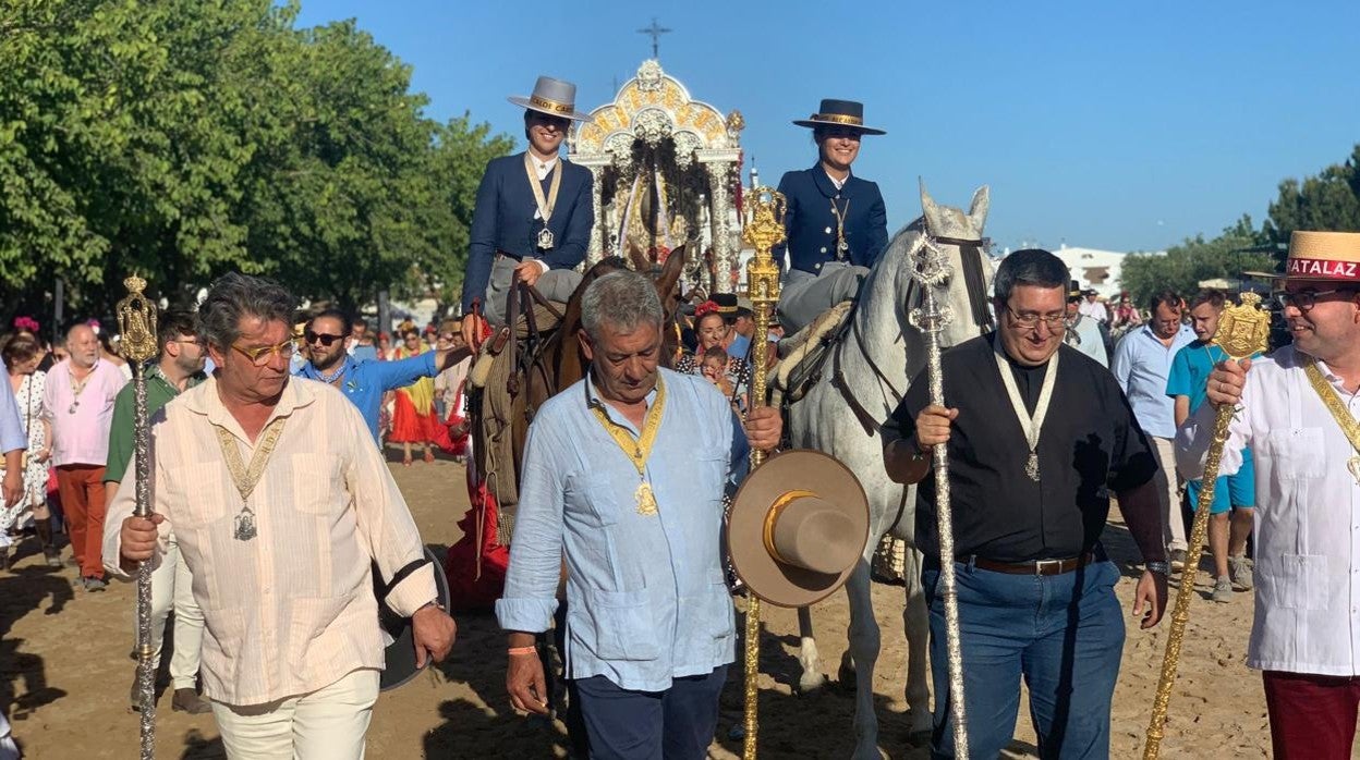Hermanos y caballistas escoltan la llegada del Simpecado de Córdoba a la ermita del Rocío