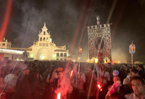 El Simpecado de Córdoba, en la Madrugada del lunes, camino del rezo del rosario