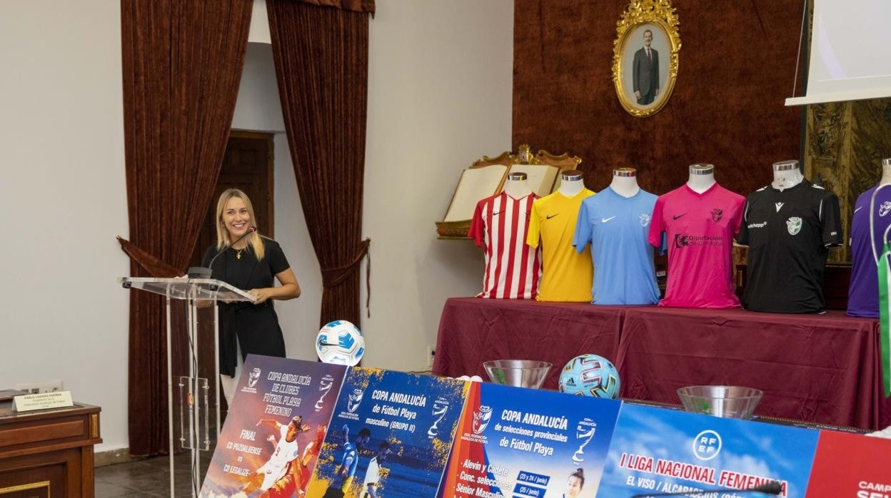 Ana Blasco, en un momento del sorteo, este lunes, de las competiciones de fútbol playa