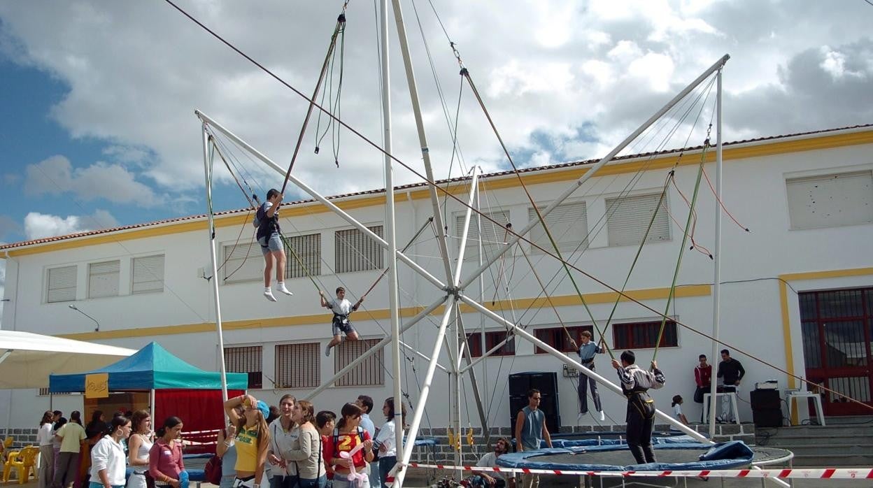 Jóvenes y niños en un colegio de Torrecampo
