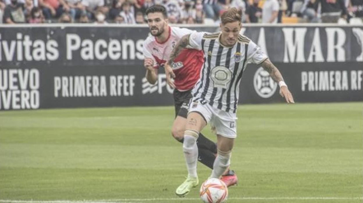 El centrocampista del Badajoz Isi Gómez conduce el balón