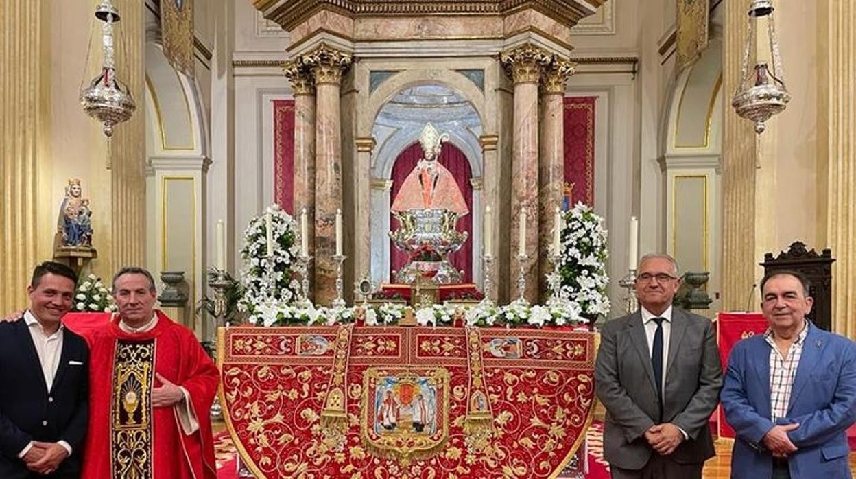 Óscar Ruiz, el párroco, Javier Leoz, el alcalde y Rafael Carmona posan junto al nuevo 'capotico'