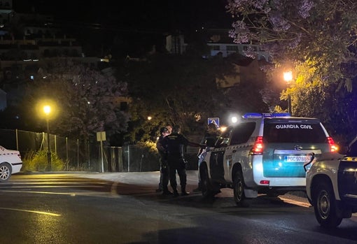 Control en la entrada de Benahavís durante el desalojo del pueblo