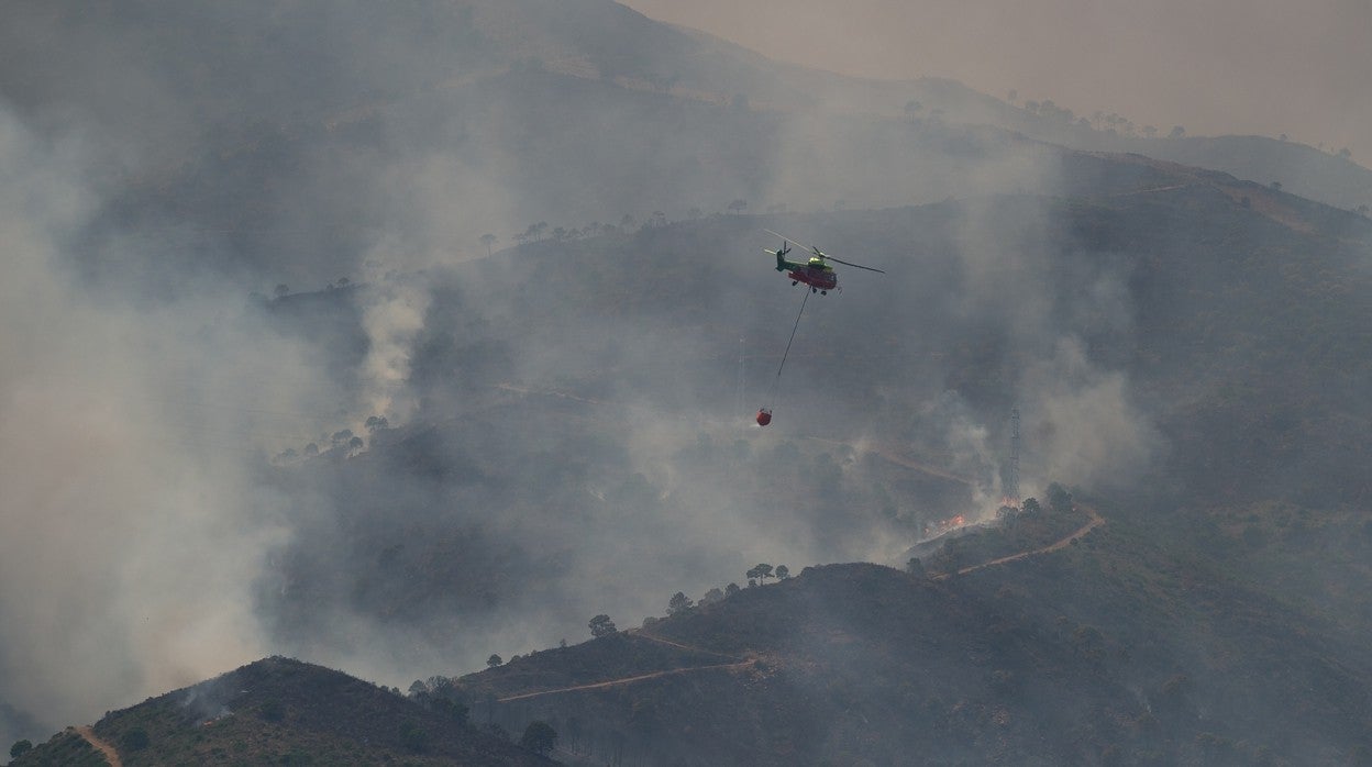 Los helicópteros, durante las tareas de extinción en Benahavís