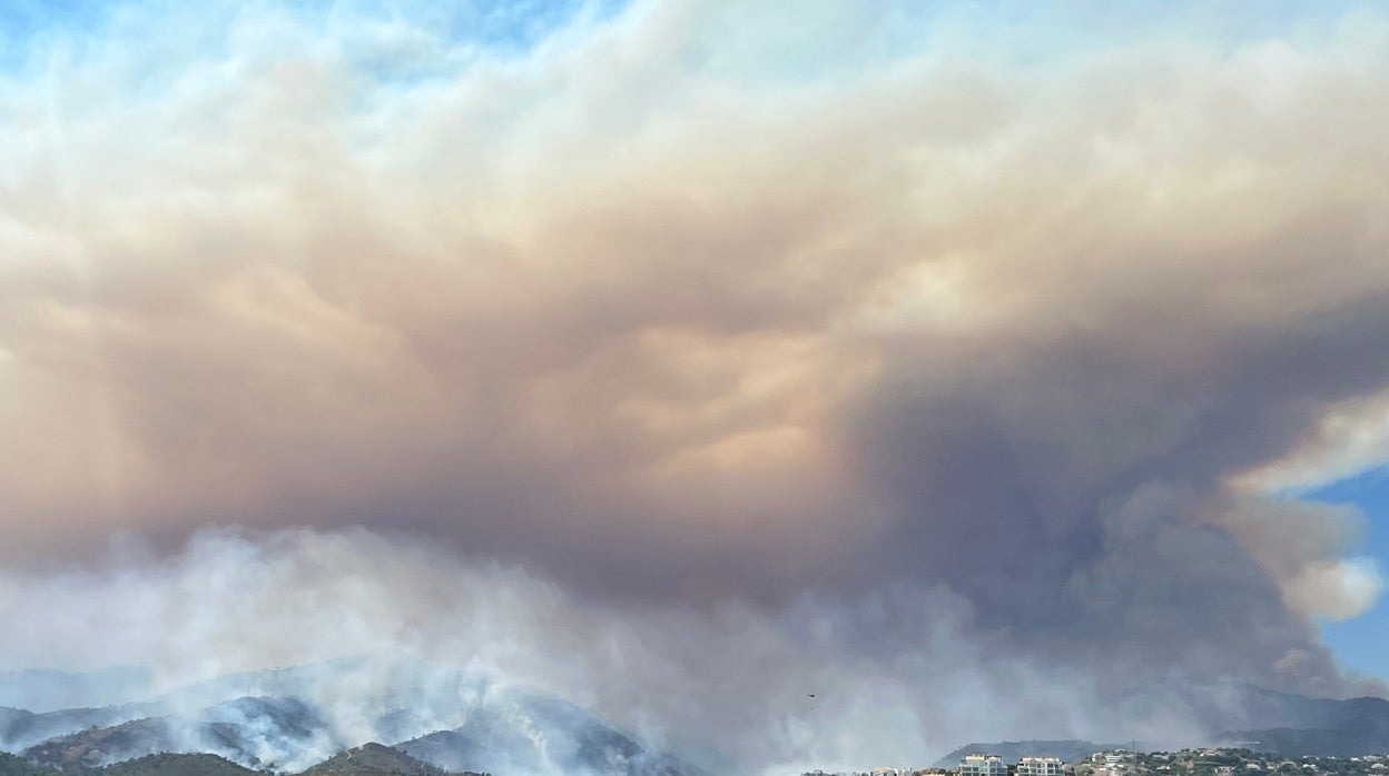 Nube de humo del incendio en Málaga