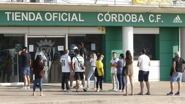 El Córdoba CF 'recupera' la tienda del estadio El Arcángel para vender ropa oficial de Givova