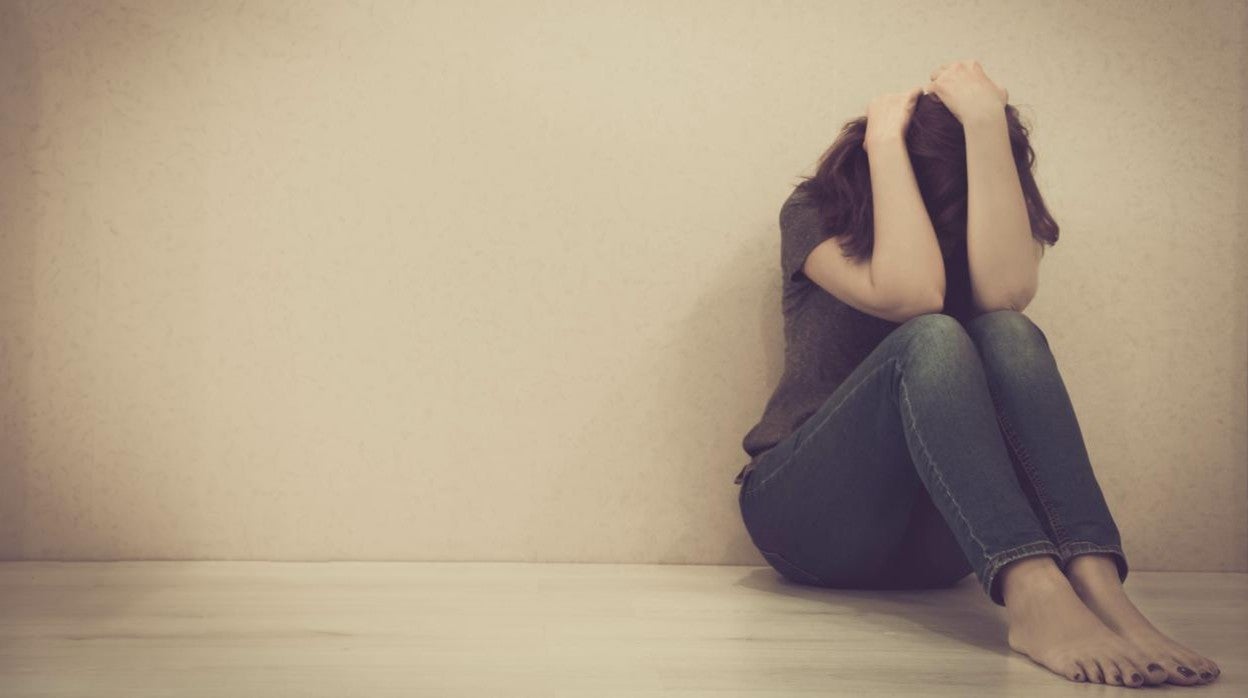 Una joven se protege con los brazos en una imagen de archivo