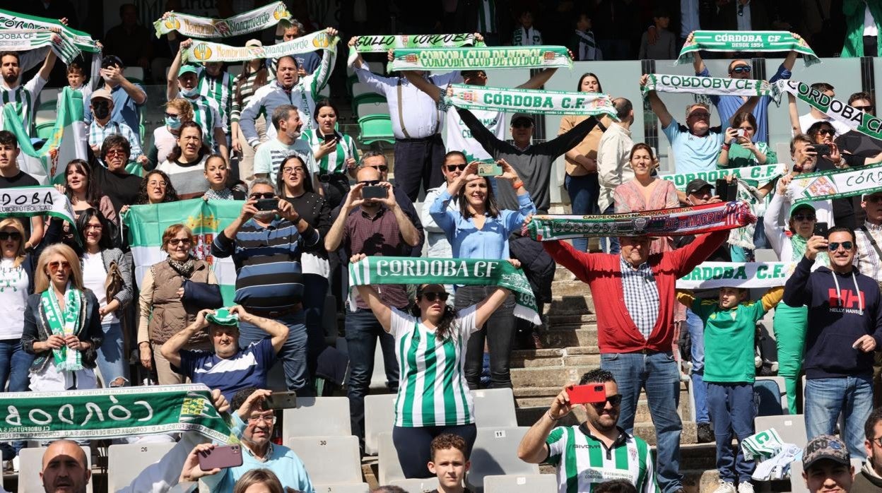 Los aficionados del Córdoba CF animan al primer equipo en El Arcángel