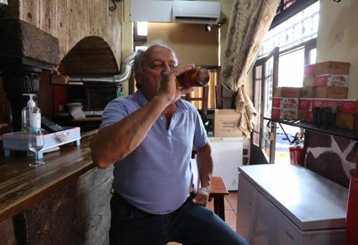 Un cliente en el interior del bar Casa Juani