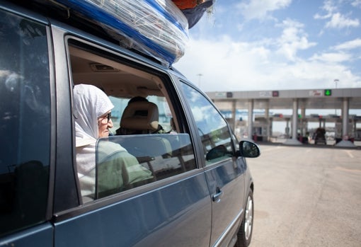 Un vehículo con pasajeros, ante la zona de embarque en Algeciras