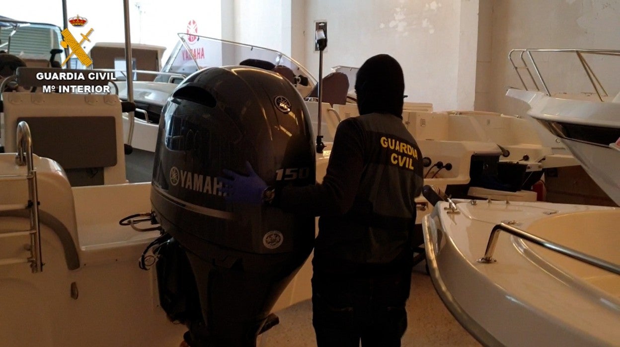 Un agente de la Guardia Civil, en el registro a la empresa náutica