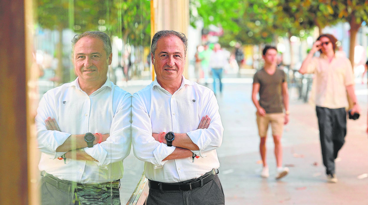 Ángel Pimentel posa en el Centro de Córdoba