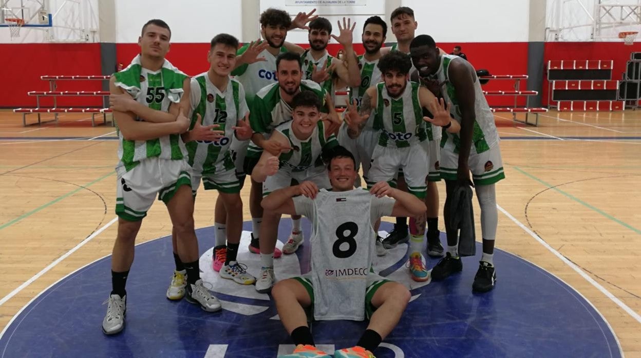 Los jugadores del Coto Ciudad de Córdoba, uno de los equipos fusionados, en un partido de la 21-22