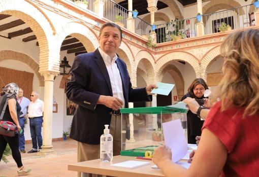 El ministro de Agricultura Luis Planas deposita su voto en Córdoba