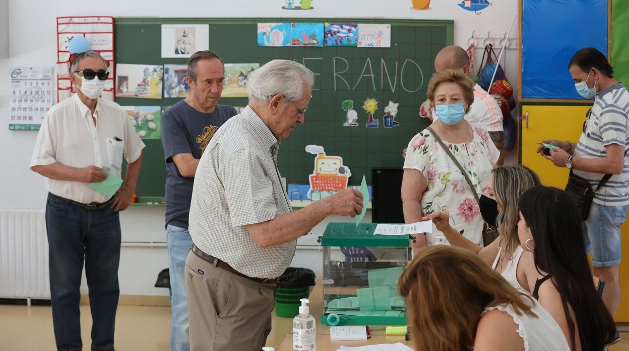 Los primeros votantes de la jornada electoral en el colegio de Colón en la capital