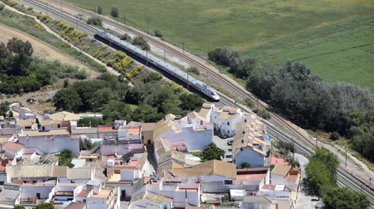 Tren de Alta Velocidad a su paso por Almodóvar del Río