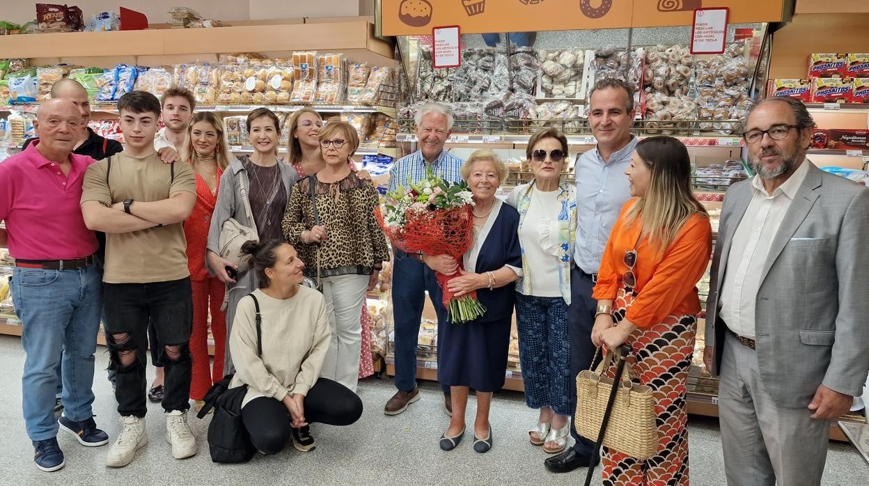 Carmen Torreras (en el centro), rodeadas en su homenaje de familiares y responsables de Deza