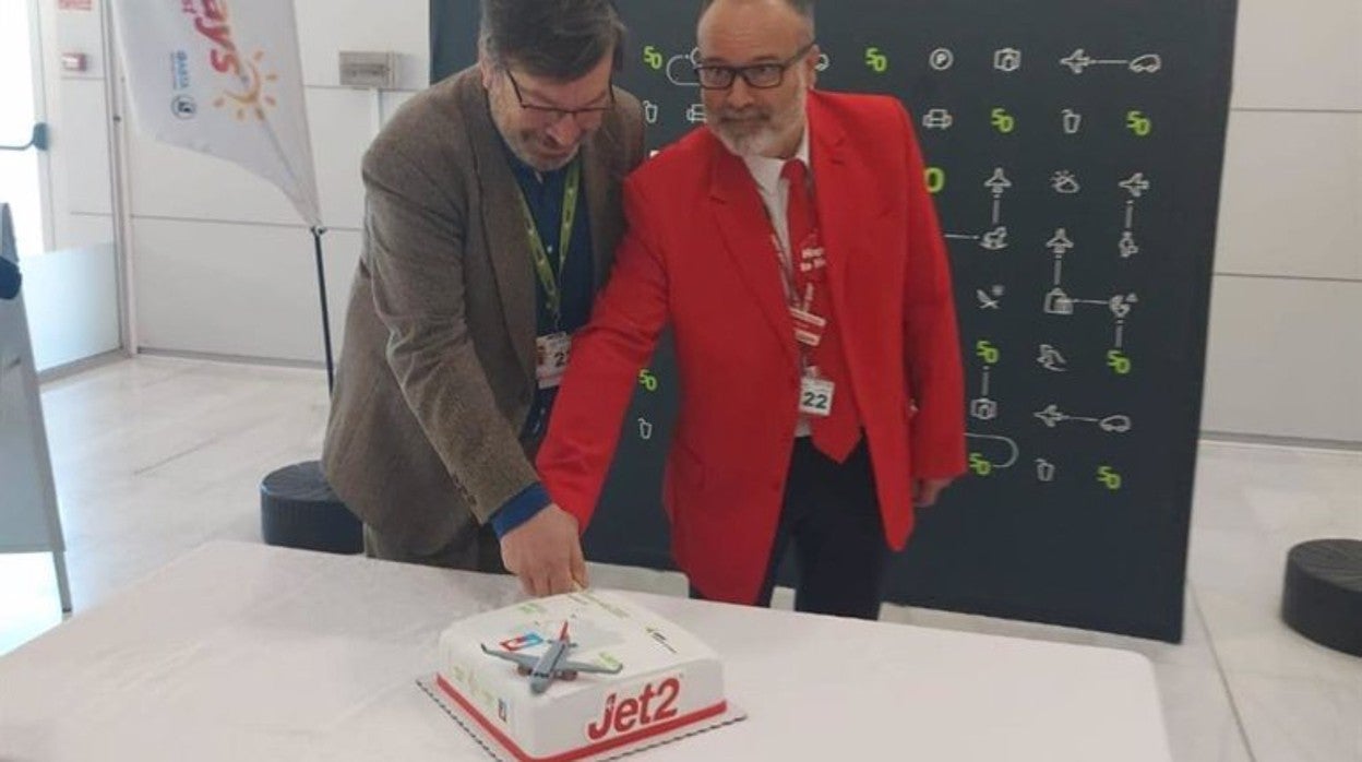 Tarta con la que la compañía y AENA celebran este vuelo inaugural