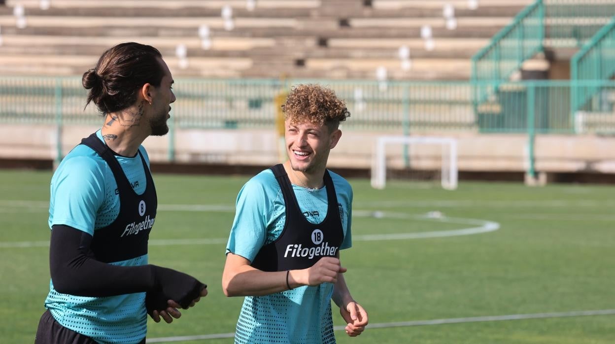 Simo Bouzaidi y Dragisa Gudelj trotan en un entrenamiento del Córdoba CF