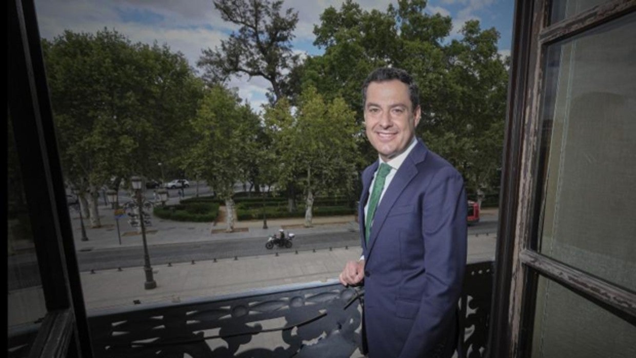 Juanma Moreno en el balcón principal del Palacio de San Telmo, sede de la Presidencia de la Junta