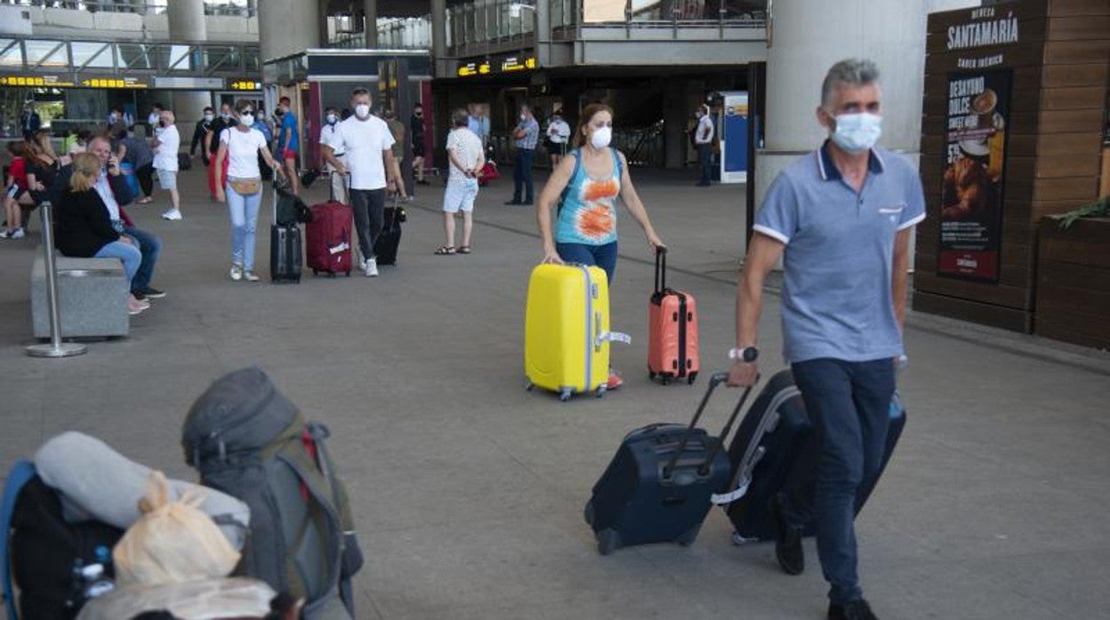 El aeropuerto de Málaga, uno de los más concurridos en las vacaciones de verano por los viajes de sol y playa