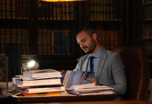 Roberto C. Roldán, en la biblioteca del Real Círculo de la Amistad