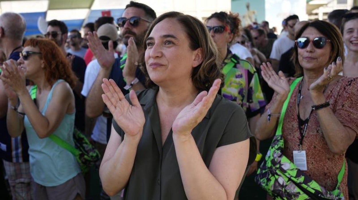 La alcaldesa de Barcelona Ada Colau (c) junto a otros asistentes al festival Sónar, el pasado jueves en Barcelona