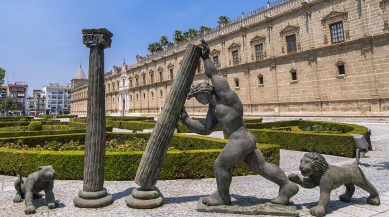 Imagen del Parlamento andaluz al fondo con la estatua de Hércules y las dos columnas en un primer plano