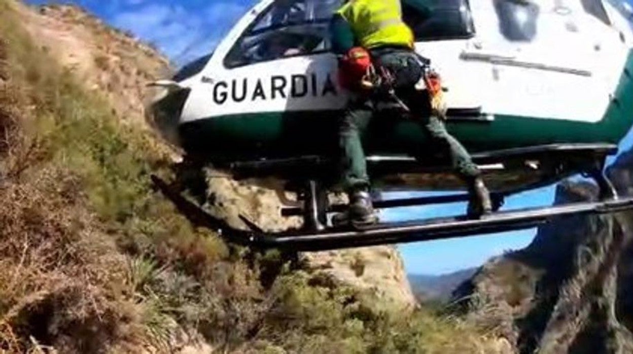 Un miembro del equipo de montaña de la Guardia Civil en el helicóptero