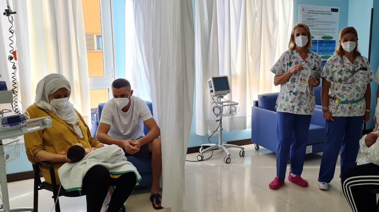Una pareja atiende a su bebé en el Hospital de Poniente en El Ejido.
