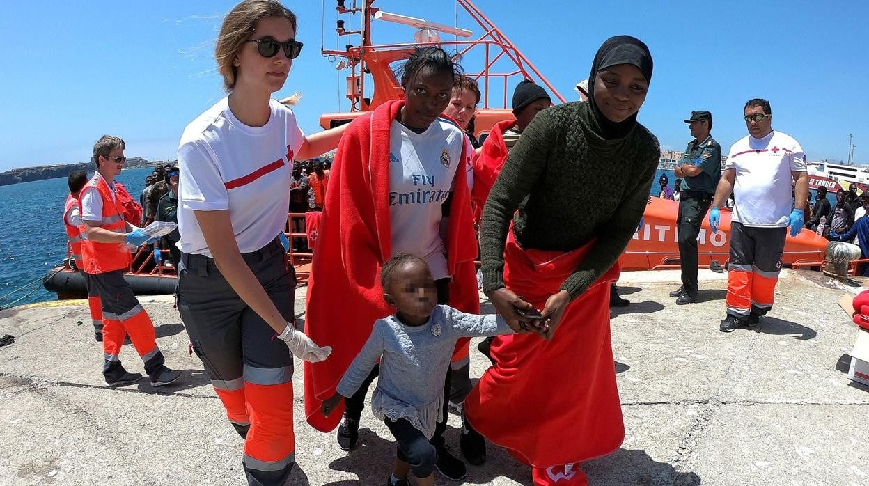 Inmigrantes a su llegada a un puerto andaluz con la ayuda de Salvamento Martítimo