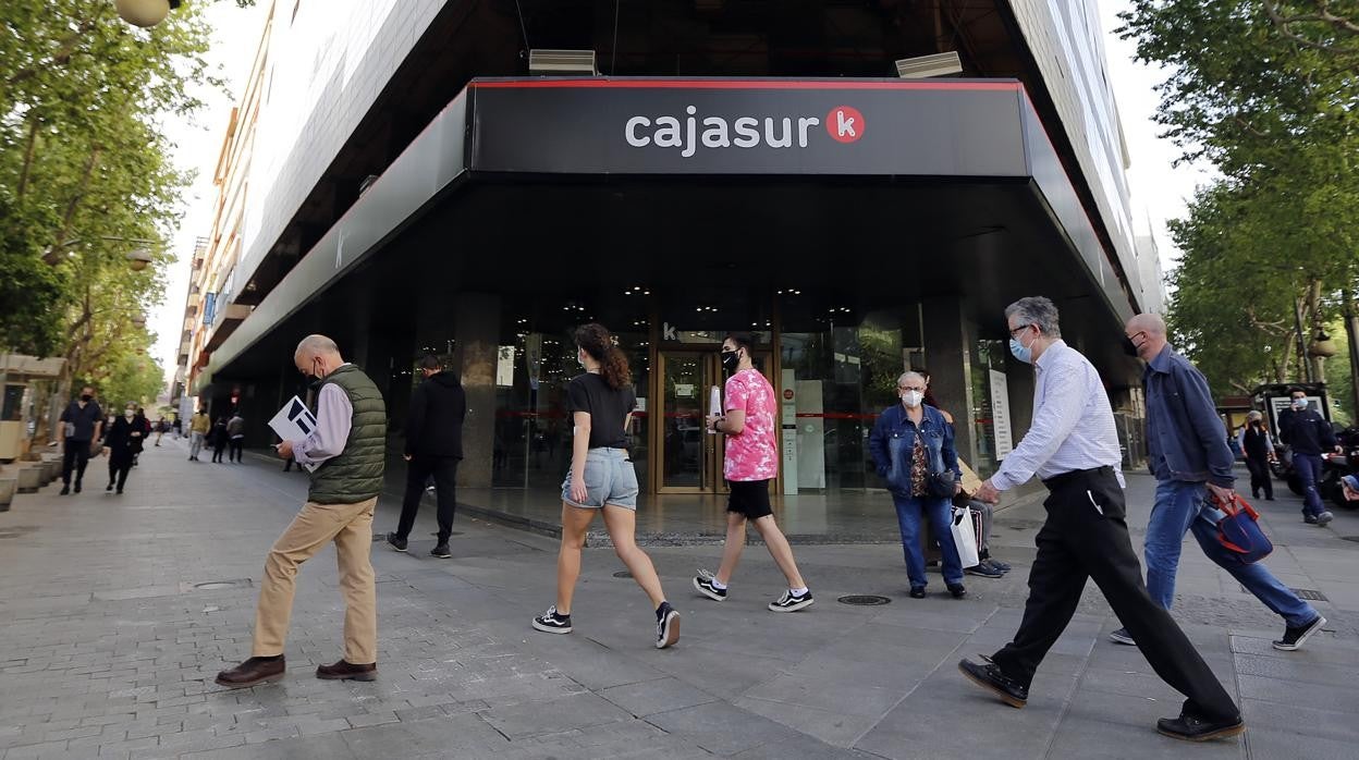Imagen de la sede central de Cajasur, en Gran Capitán con Ronda de los Tejares