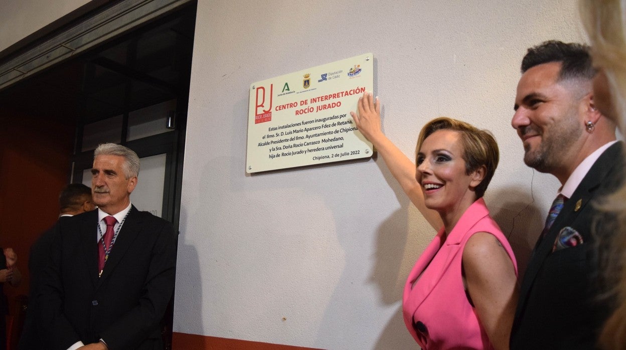 Rocío Carrasco, junto al alcalde de Chipiona Luis Mario Aparcero, señala la placa conmemorativa de la inauguración