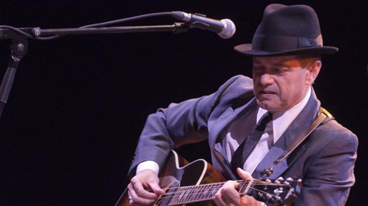 Santiago Auserón durante un concierto