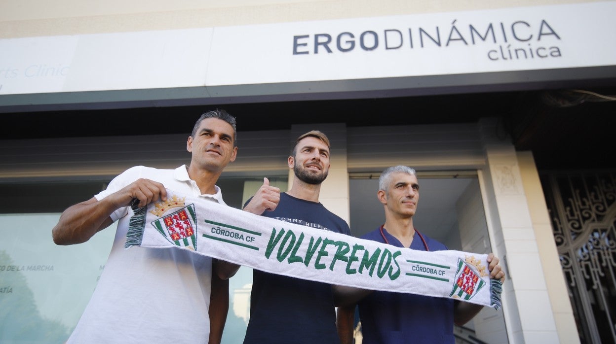 Ramón Bueno y Juanito durante la presentación del centrocampista