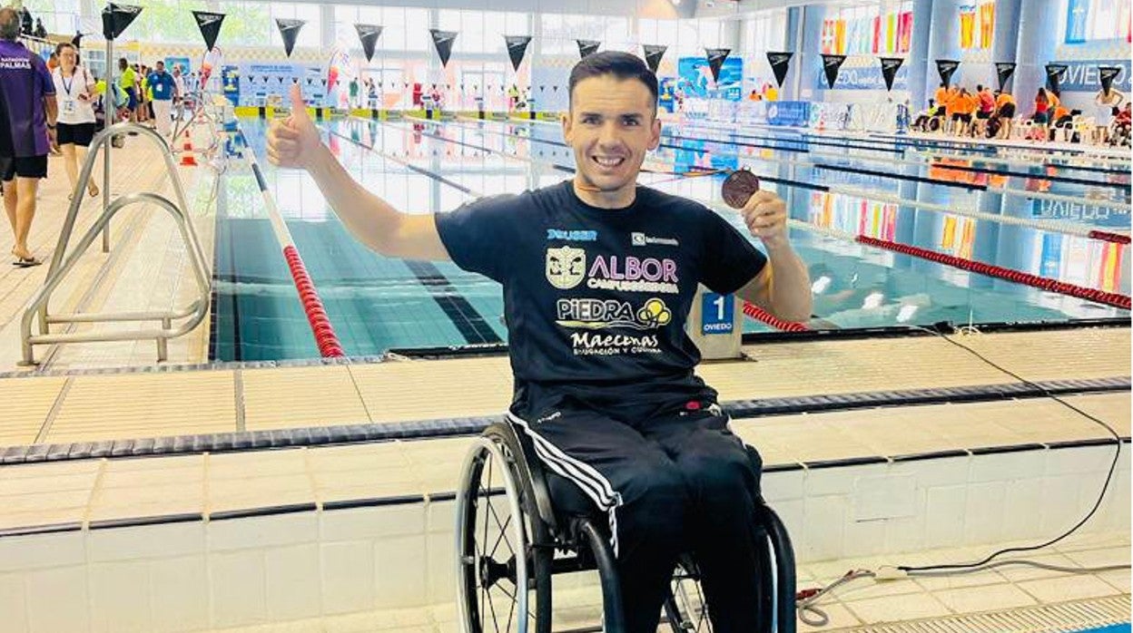 El nadador cordobés Paco Salinas posa con su medalla
