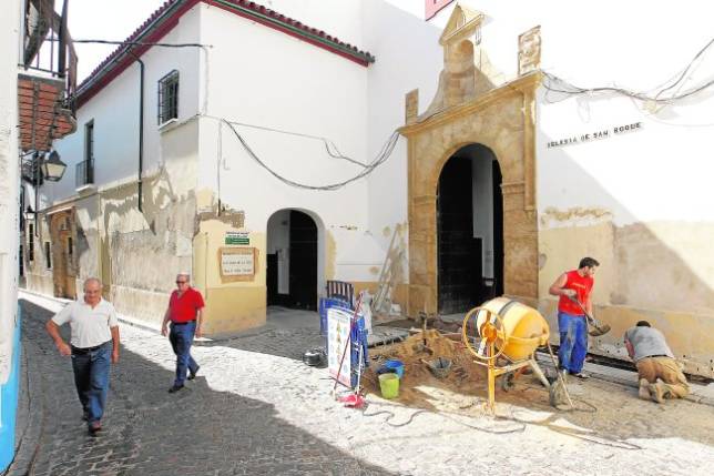 El templo de San Roque recupera su portada histórica