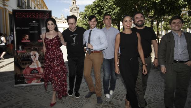 Axelrod junto a los principales intérpretes de «Carmen»