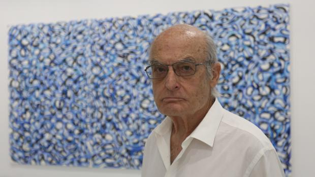 El artista sevillano ante una de las obras que se exponen en la muestra «Luis Gordillo. Confesión general»