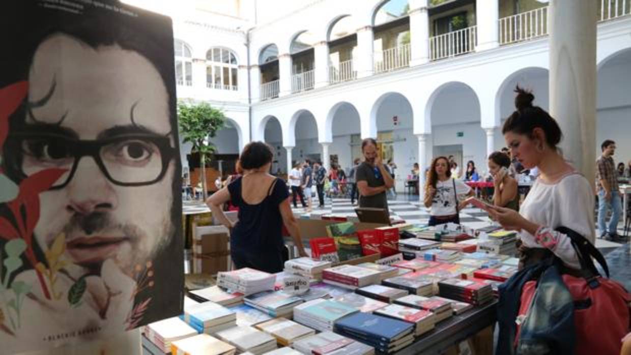 Ambiente de uno de los stands de editoriales independientes de Bookstock en el patio del Cicus