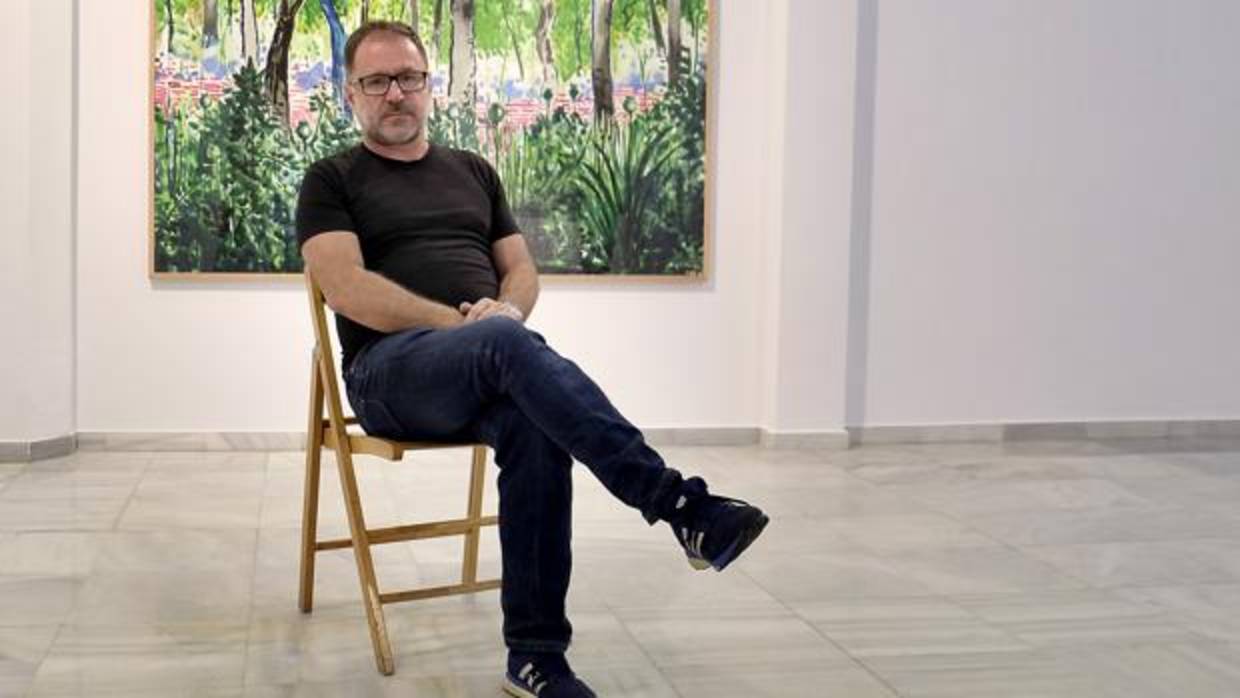 Abraham Lacalle, ante una de sus obras en galería La Caja China